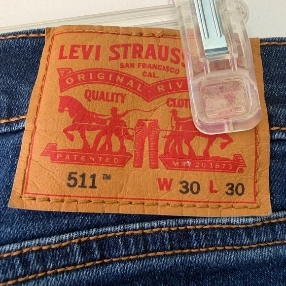 Levi's Classic Blue Denim Jeans - Picture 2 of 3